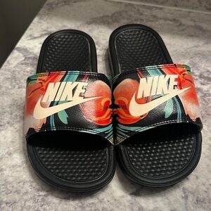 Nike Women's Benassi JDI Tropical Floral Slip On Sandals SZ 8. 618919-019